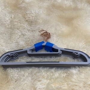 Hangers set of 20 with copper colored hook